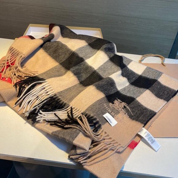 Brand new Burberry classic style scarf - Picture 6 of 7